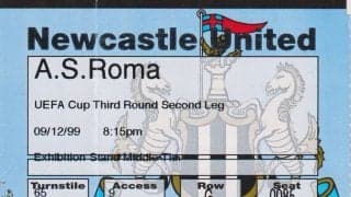 食堂の店主が｢まさか｣の事務局長、城門の上からの｢ボール投入｣でキックオフ【イングランド最北の地で触れた｢サッカーの神髄｣】(2)