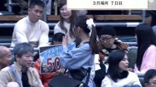 「気になって集中できない」大相撲の客席に“美人”売り子の姿 見慣れぬ光景に「国技館にはないので羨ましい」の声も