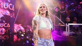 「オオタニ級のスイングだ！」美女レスラーが斧投げ→ガラス割りで“秘密特訓”…ガラスをバットで割りまくる爽快映像が話題