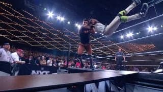 「これはエグい」“ルール無用ファイト”で衝撃技…ロープ飛び越え場外ダイブ→テーブル“真っ二つ”で自分も悶絶「やりすぎだろ」