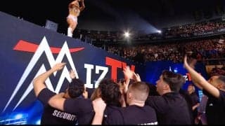 “元体操”金髪美女レスラーが命知らずの“ブチギレダイブ”…入場ゲートから大ジャンプ→関係者もろともぶっ飛ばす「肝が座りすぎてる」