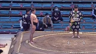取組前なのに…まわしにハプニング発生 行司も相手力士も“キョトン” 土俵下でまさかの事態に「微笑ましいｗ」「呼出さんスゴイ」