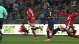 やりすぎだろ！伊東純也、悪質スライディング受けて転倒悶絶！「これは擁護できないタックル」「代表前に怪我させないで」イナズマ突破でレッドカード誘発も負傷に懸念の声