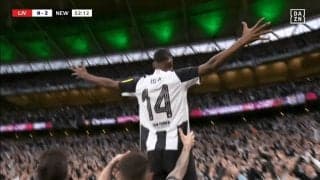 リヴァプール翻弄！“超絶ボレー弾”のニューカッスルFWに称賛続々「振りが速い」「イサクはハーランド級のモンスターに」“70年ぶりの優勝”値千金の一撃に現地ファンも感涙