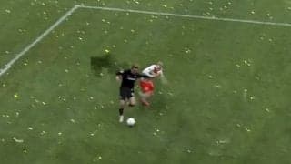 「強い！速い！」堂安律の“ゴリゴリ突破”に解説者も驚愕！「食い込む力がえぐい」「びっくりしたわ」敵を引きずるデュエル王ぶりを存分に発揮した瞬間