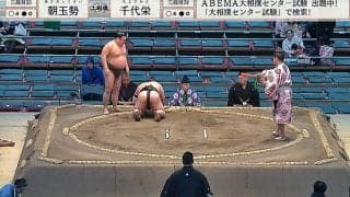 「ダメ押しの二-ドロップ」「膝落とすなw」力士に予期せぬアクシデント 勢いあまって館内騒然