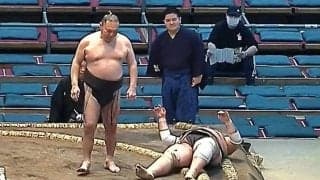 「ぐわっ！」47歳力士、衝撃の投げ技 叩きつけられた力士が…仰向けでフリーズ「まさかの投げ技」「固まってる」