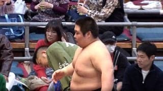 「バケモンだろw」“高卒”新人力士に衝撃 “白鵬2世”195センチの巨体をぶん投げて連勝街道まっしぐら