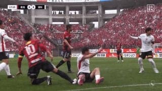 ふざけるな！浦和サヴィオが激昂…柴崎岳へのタックル判定で一触即発「危ないよ」「主審を欺いた」「赤が出るから止めて」「何もしてなくない？」SNSは騒然