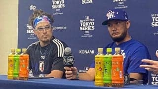 ド軍キケが“まさかのユニ”で会見「サッカー日本代表を目指すよ」　練習でも着用