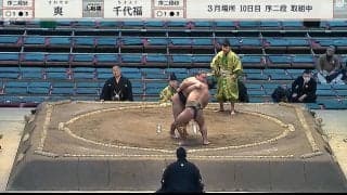 取組中なのに…力士が力士の身だしなみを気遣う“咄嗟の行動”にほっこり「まわし直してあげるのカワイイ」