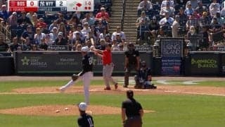 「スゴい音したな」 吉田正尚、確信“ドヤ顔バット投げ”→高速弾丸ライナー　ヤ軍・ジャッジの頭上を越える一発にファン騒然