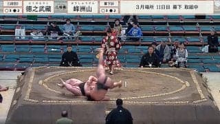 宇良よりスゴイ受け身が出た…？ 191センチ長身力士が“縦回転”で土俵下に着地 驚異の身体能力に砂かぶりのファンもびっくり