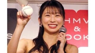 “国民的美女”がメジャー大物と交流「すご！」　東京Dでカブス仕様披露、ニッコリ報告
