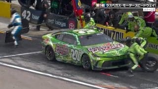 こんなことある！？ 3連勝中のトップドライバーがなぜ…ピットを出て別のピットへ入る珍事が発生 ファンは騒然「これペナルティすね」