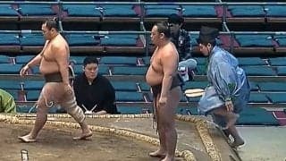 行司が落っこちた！ 土俵際のハプニングに館内どよめき 「これは珍しいw」「あらら大丈夫か」