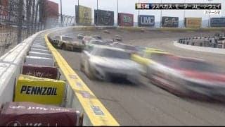 全米熱狂！ストックカーレースで“ホイール真っ二つ”の衝撃光景…視聴者驚愕「飛んだ」「割れちゃってる！」