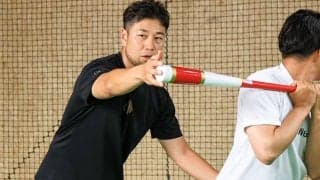 打撃で「スイングが泳ぐ、腰が伸び上がる」原因は？　非力な小中学生が陥る“軸足の癖”
