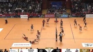 女子バレーがアクロバティックすぎる！ 連続ダイビングレシーブにアリーナ大盛り上がり