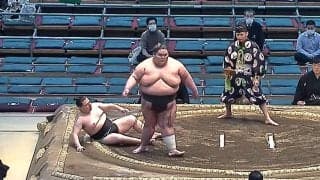 “減量宣言”で話題の体重220キロ力士、立ち合いでハプニング 勢いよくつっかけて37歳ベテランを土俵端まで吹き飛ばす