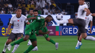 衝撃の暴力…中国代表FWの“顔面キック”に怒号殺到！「怖い」「サッカーをやる資格ない」「これぞカンフー」即レッドカード→サウジアラビア代表DFが続行不能【Ｗ杯予選】