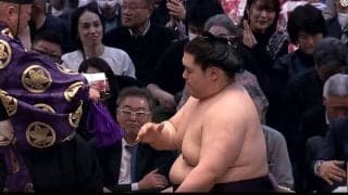 「懸賞すごっ」「野球のベースみたい」大の里を撃破した王鵬、手にした懸賞の“束”に驚きの反響