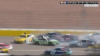 視聴者驚愕！ 米人気レースで“4台横並び”多重クラッシュ…カメラが捉えた衝撃の一部始終「音がすげえ」