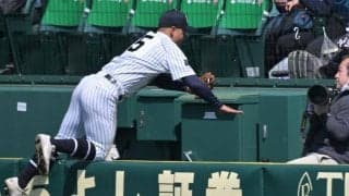 常葉大菊川・今泉三塁手、カメラマン席に飛び込んで好捕　センバツ