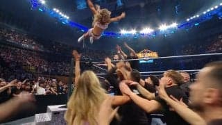 「すごい高さ」暴走した“元体操”金髪美女が場外へ捨て身のダイブ…得意の“空中一回転”大技にファン驚愕「危なすぎる」