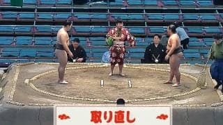 行司さん、これで大丈夫すか…？ 慣れない“取り直し”で初々しい「珍事」所作が分からず若手力士が困惑 ファンほっこり