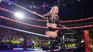 人気“悪女”レスラーがクオリティ高すぎの「神アート」に…ファンが思わずひざまずいて拝むシュールな姿が大反響