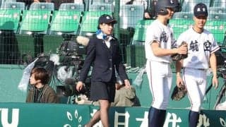 女子1人でベンチ入り、家族に続いた甲子園の景色　CA風制服が話題も…描く将来像