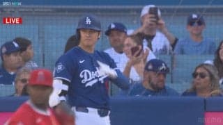 大谷翔平、エンゼルス時代の“元相棒”と全開笑顔であいさつ 打席での談笑にファンも注目「仲良し」「英会話谷」
