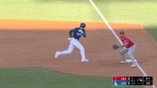 いきなり！？ 大谷翔平の姿にファン爆笑「あぶねーw 」 相手投手に牽制される→爆速帰塁して笑顔「走る気だろ大谷さんだぞw」