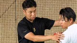 バットが“離れる”ほどノーチャンス？　打撃指導で注視したいスイング時の「隔たり」