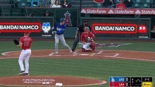 何が起きた？ 大谷翔平が叫んだ…“想定外のハプニング”「怖っw」「大谷さん笑ってる」 仲良しコーチに“あわや打球直撃”