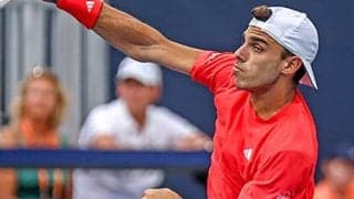  3時間半の中断も 好調維持し8強 