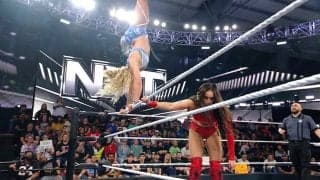 “元体操”美女レスラーが「また飛んだ！」…格上相手にアクロバティックすぎる大技披露でファン驚愕「信じられない動き」