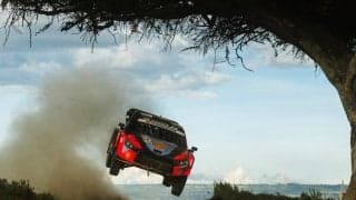 世界最速ラリーカーが「飛びすぎ」 異次元の特大“変形”ジャンプに視聴者騒然「いや、角度」