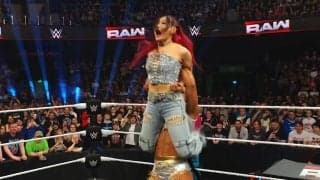 世界的人気の日本人女子スーパースター、私服ジーンズ姿で華麗に大暴れ 「ジーンズでこれやる!?」三つ巴バトルに熱狂