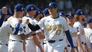 大谷翔平登場にドジャスタ大歓声！　“金ユニ”着用…米国開幕戦セレモニーでカーペット闊歩