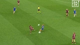 うますぎ！ マンＣ長谷川唯、超吸収トラップ→華麗アウトサイドパスで圧巻プレス回避！ チェルシーを翻弄した瞬間【女子CL】