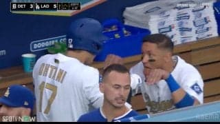 大谷翔平、“デコピンポーズ”がさらに進化！ 衝撃ホームラン→チームメイトに“まさかの行動”でファンほっこり「デコピンのように扱う大谷w」