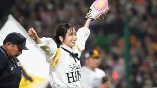 上戸彩さんが始球式「緊張しすぎて」　黒パンツで豪快ワインドアップ…球場釘付け