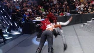 あぶない！ 人気“凶暴”女子レスラーの“交通事故級”タックルが「危険すぎる」…場外で突如起こった乱闘に観客騒然「怪物だ」