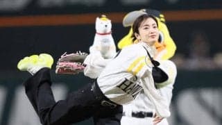 みずほペイペイドームに降り立った＂奇跡の39歳＂に反響止まらず　18年ぶりに始球式に登場「何でこんな、かわいいの？」