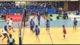 これはあり得ない…女子バレー、“背面トス”風の衝撃スパイク！ まさかの一撃にアリーナ驚きと興奮