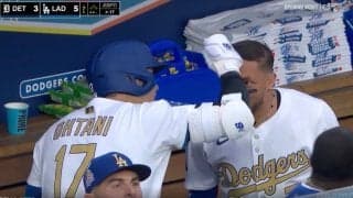 あれ、変わった…？ 大谷翔平、ベンチで“謎の動き”「何だろう？」 デコピンポーズ直後に新パフォーマンス？「仲良いw」「めっちゃ楽しそう」