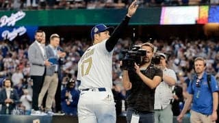大谷翔平、チャンピオンリングの様子を公開　「For Decoy」愛犬デコピンが“トリ”を飾る