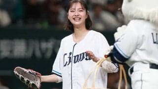 ベルーナに舞い降りたショートボブ女優が「流石にかわいすぎますよおお！」ノーバン投球に「ナイスピッチングです」
